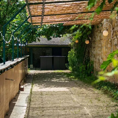 La Maison Cachee Du Pavillon Bellevue Bed & Breakfast 3*