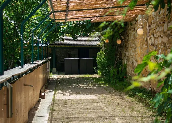 La Maison Cachee Du Pavillon Bellevue Bed & Breakfast 3*